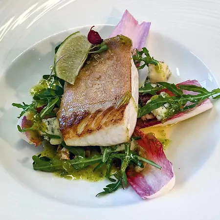 The White Hart Inn, فندق *