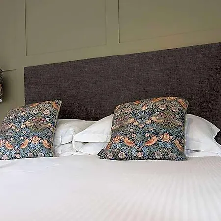 The White Hart Inn, 酒店